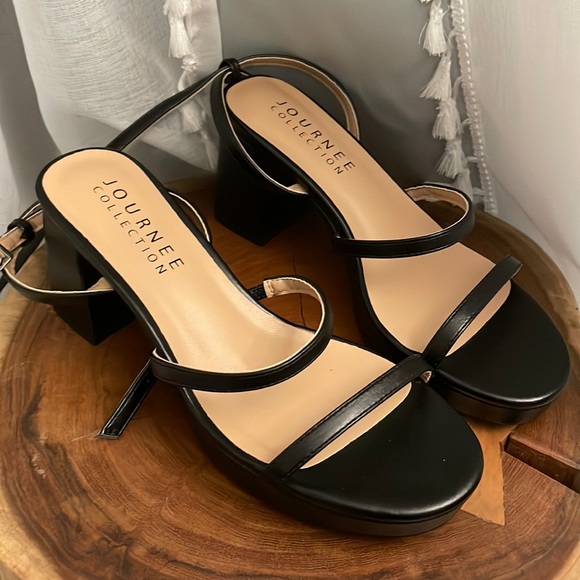 Journee Collection Size 6.5 Strappy Black Platform Sandals - Picture 1 of 4